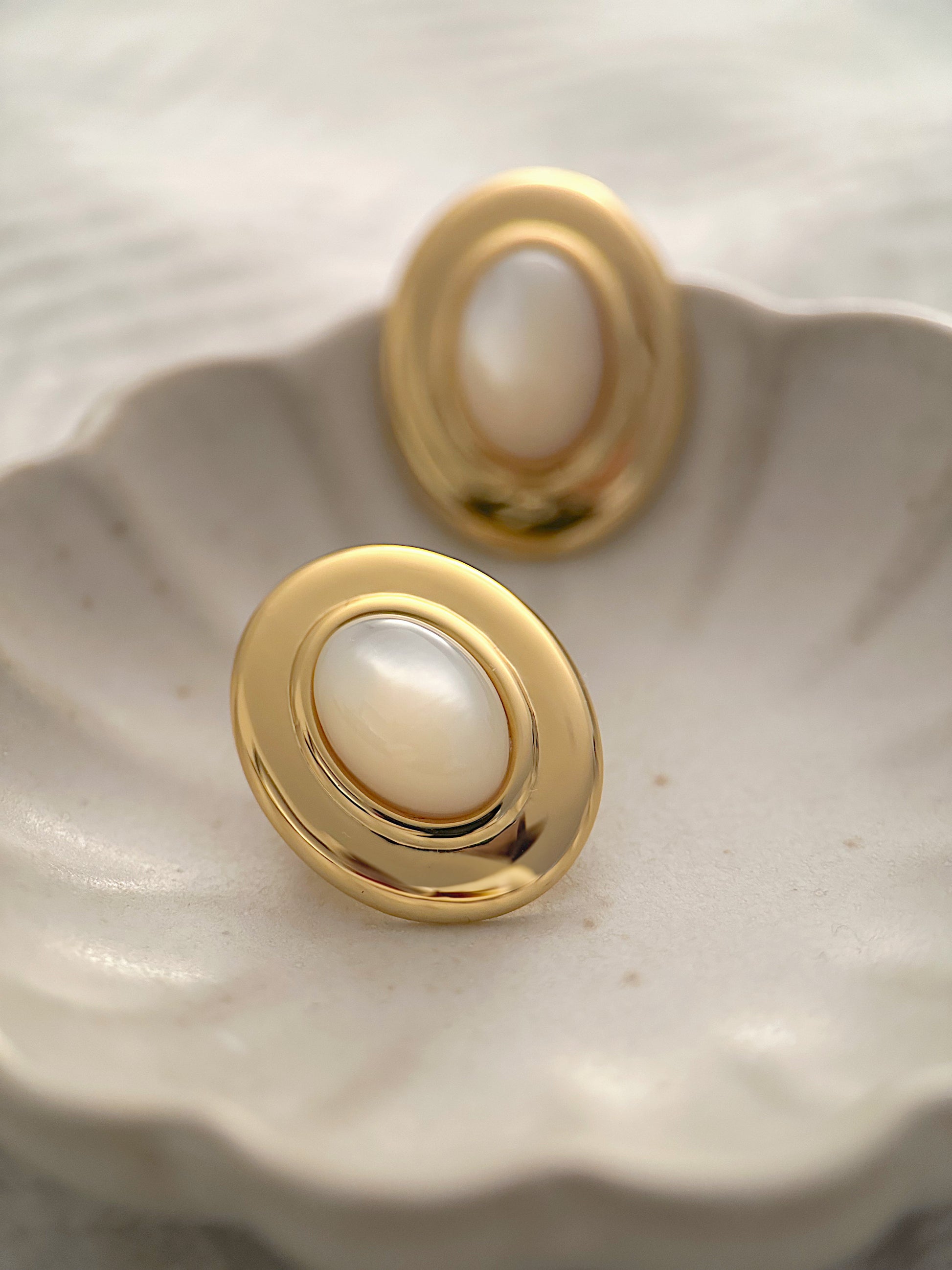 LOUISE Oval Earring